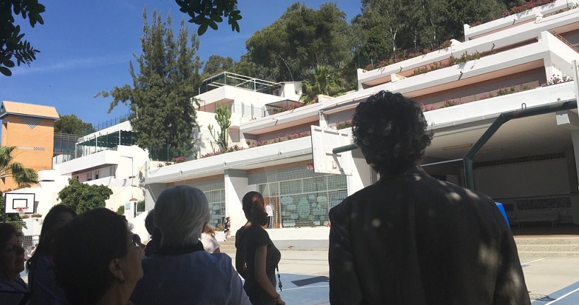 Gente mirando un entorno adaptado a personas con alzhéimer